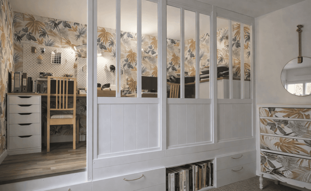 Espace travail aménagé sur estrade intégrant des rangements et verrière