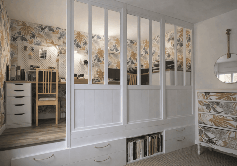 Espace travail aménagé sur estrade intégrant des rangements et verrière