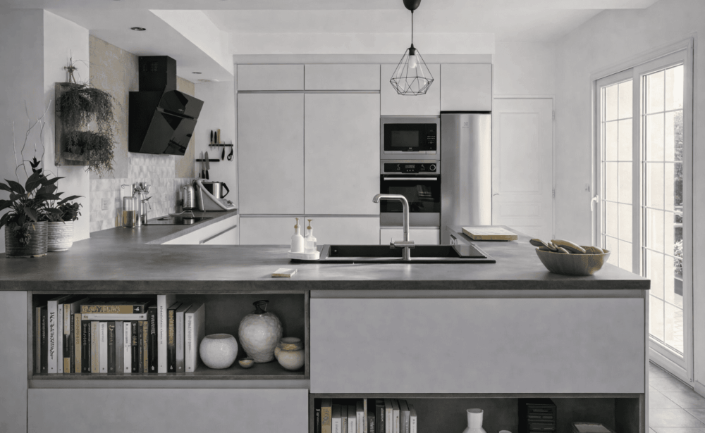 Aménagement cuisine épurée teintes soie et gris foncé vue complète
