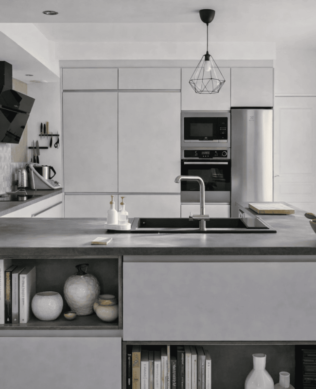 Aménagement cuisine épurée teintes soie et gris foncé vue complète