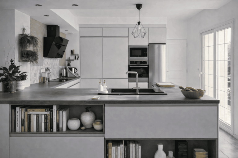 Aménagement cuisine épurée teintes soie et gris foncé vue complète