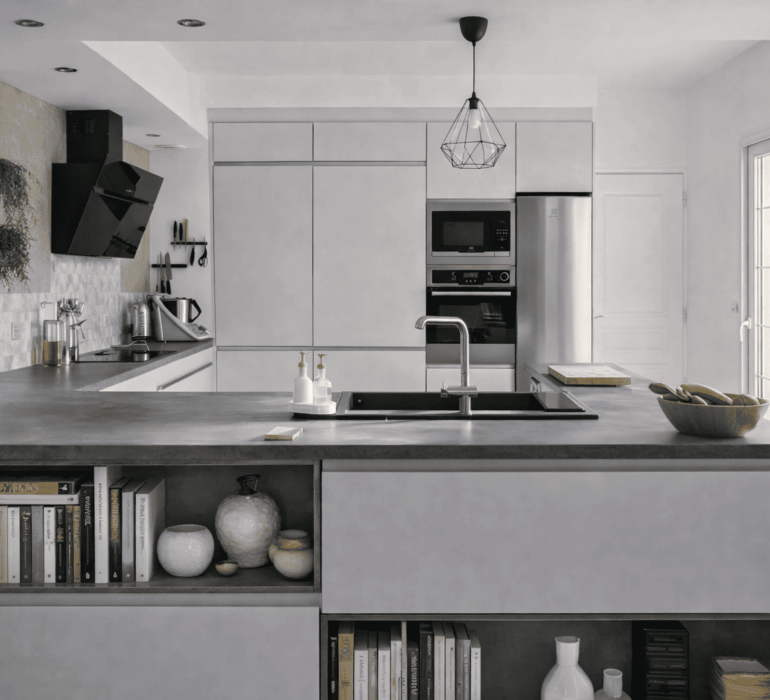 Aménagement cuisine épurée teintes soie et gris foncé vue complète