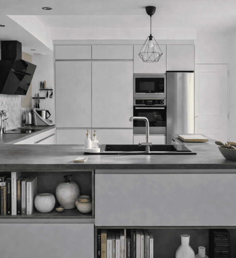Aménagement cuisine épurée teintes soie et gris foncé vue complète