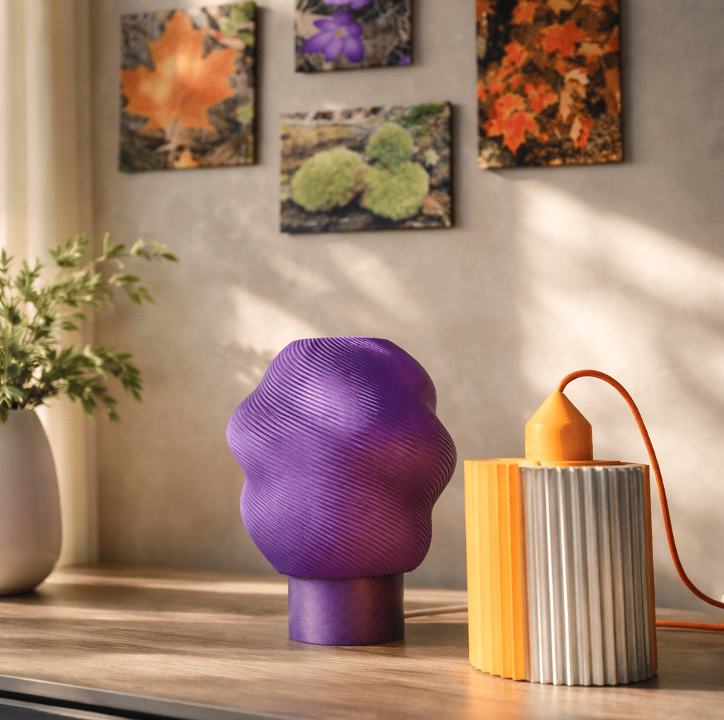 Lampes modernes et colorées sur fond de photos de nature recadrée