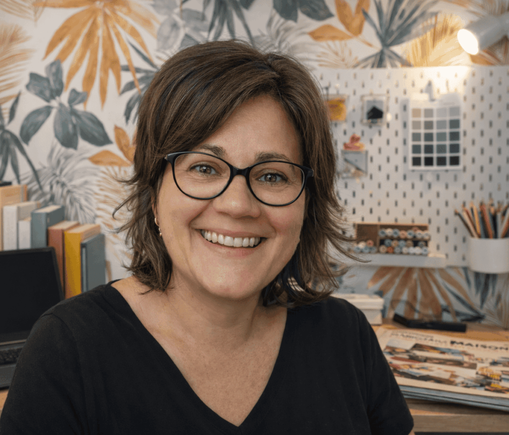 Alix ROUTIER dans son bureau de décoratrice d'intérieur