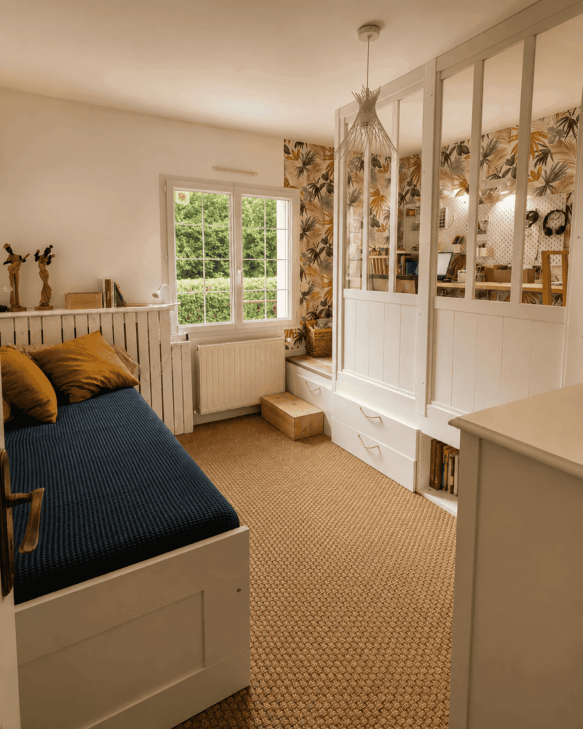 Chambre d'amis avec bureau après optimisation de l'espace