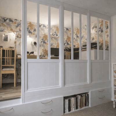 Espace travail aménagé sur estrade intégrant des rangements et verrière Espace travail aménagé sur estrade intégrant des rangements et verrière