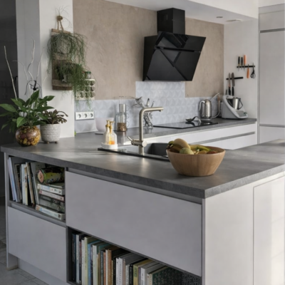 Aménagement cuisine épurée teintes soie et gris foncé en vue d'angle Aménagement cuisine épurée teintes soie et gris foncé en vue d'angle