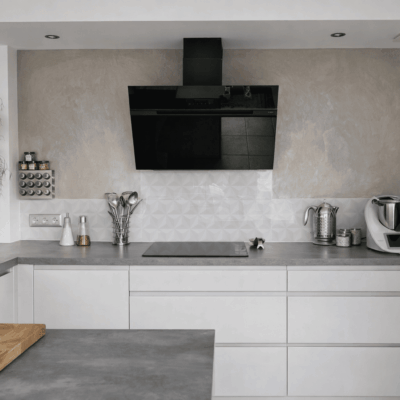 Aménagement cuisine épurée teintes soie et gris foncé vue de face Aménagement cuisine épurée teintes soie et gris foncé vue de face