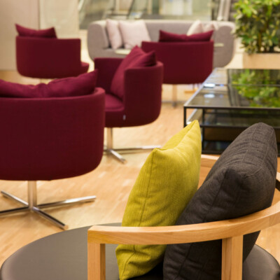 Espace accueil aménagé avec fauteuils colorés Espace accueil aménagé avec fauteuils colorés